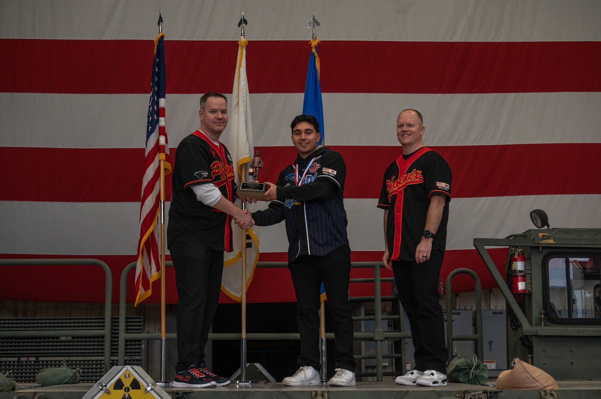 8th Maintenance Group leaders present an award