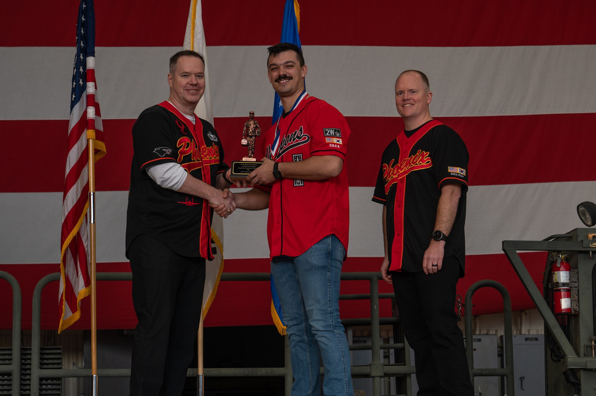 8th Maintenance Group leaders present an award