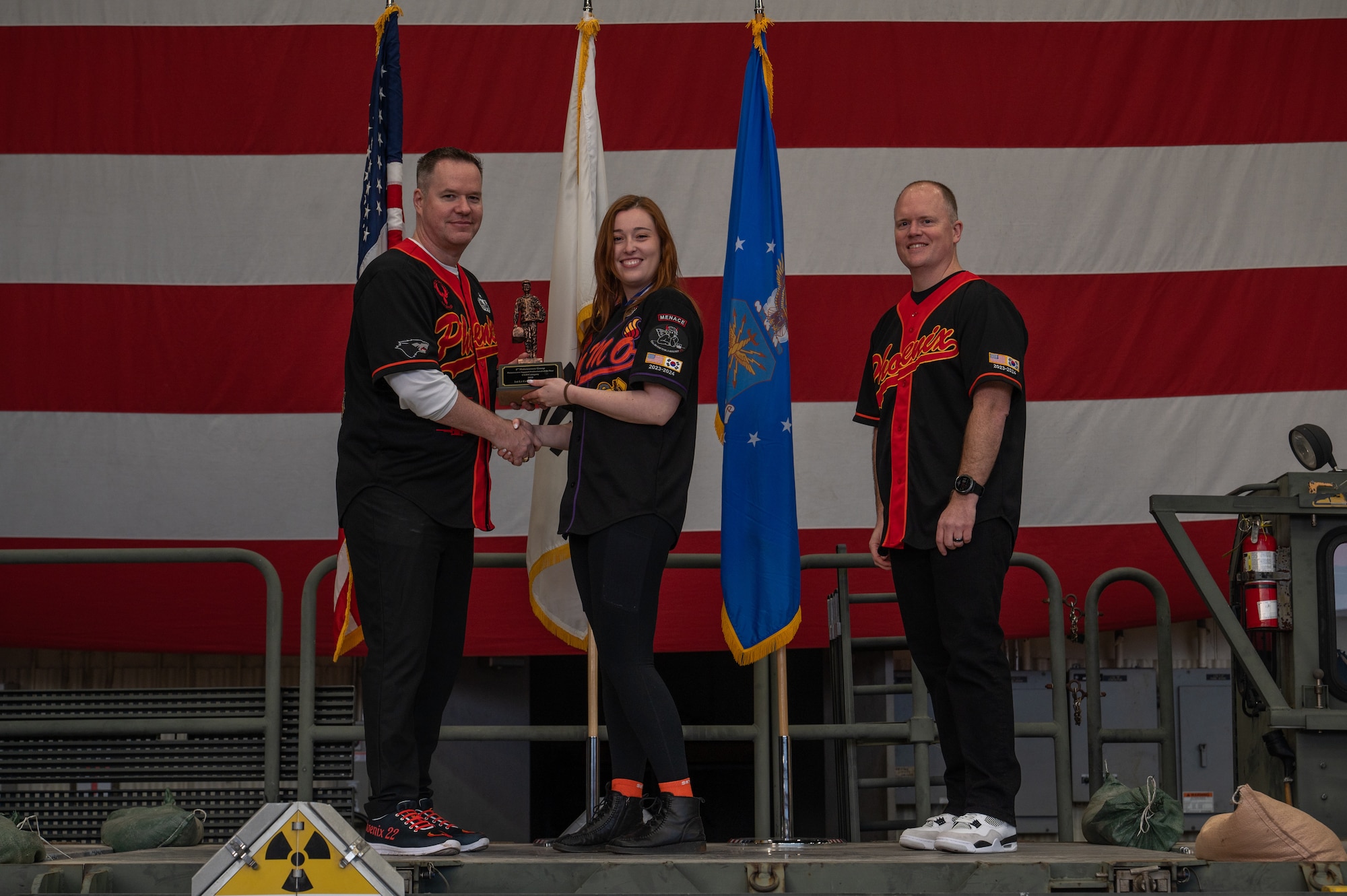 8th Maintenance Group leaders present an award