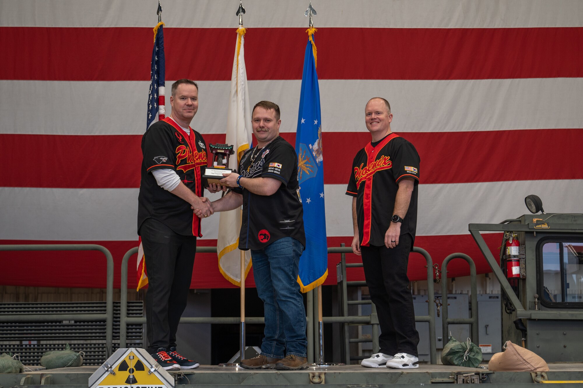 8th Maintenance Group leaders present an award