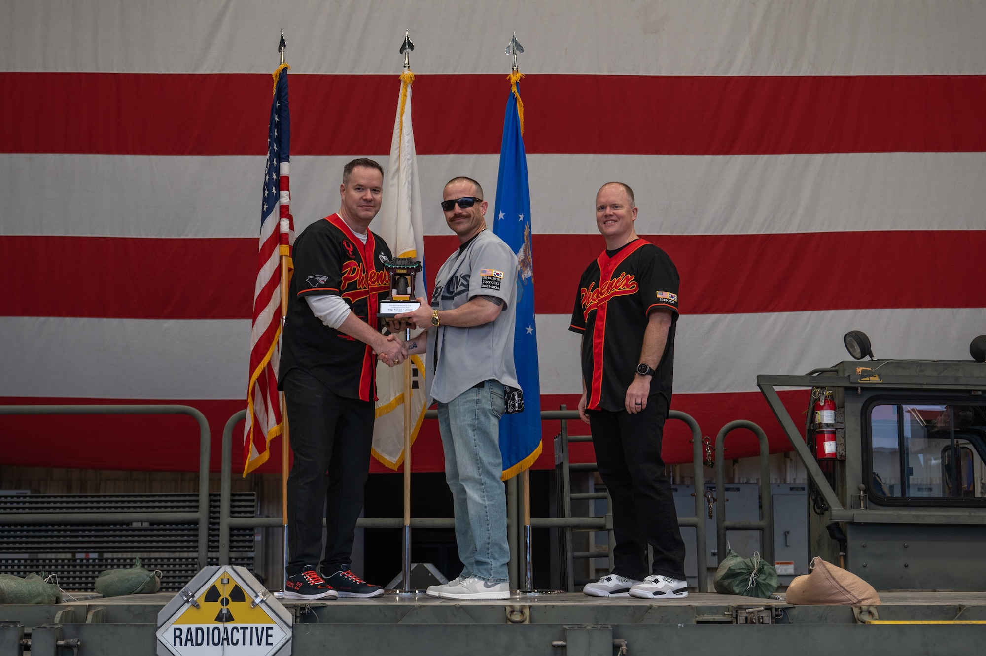 8th Maintenance Group leaders present an award