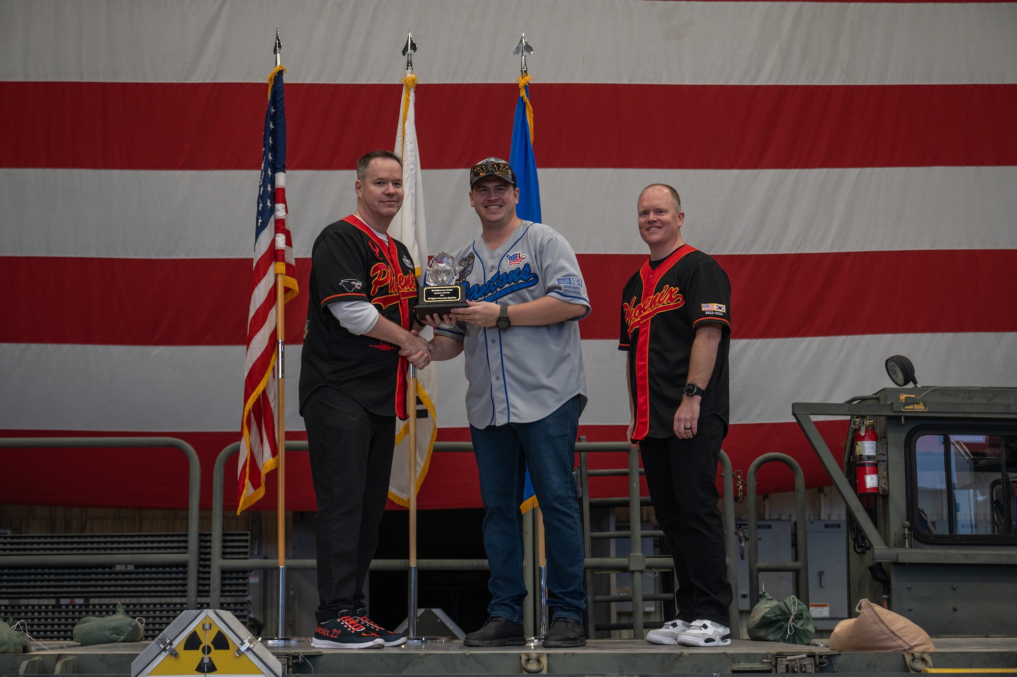 8th Maintenance Group leaders present an award