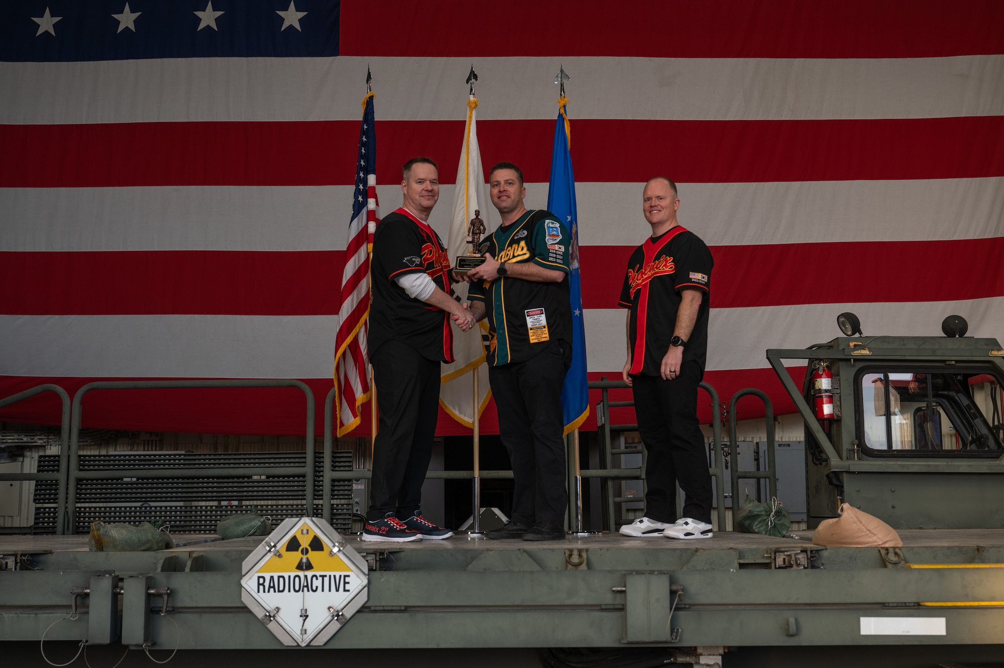 8th Maintenance Group leaders present an award