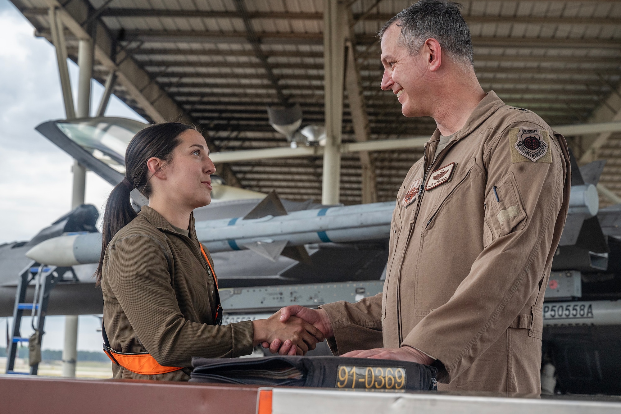 Lt. Gen. Grynkewich, Ninth Air Force (Air Forces Central) commander, thanks A1C Kindle for her support to his final flight as the AFCENT commander.