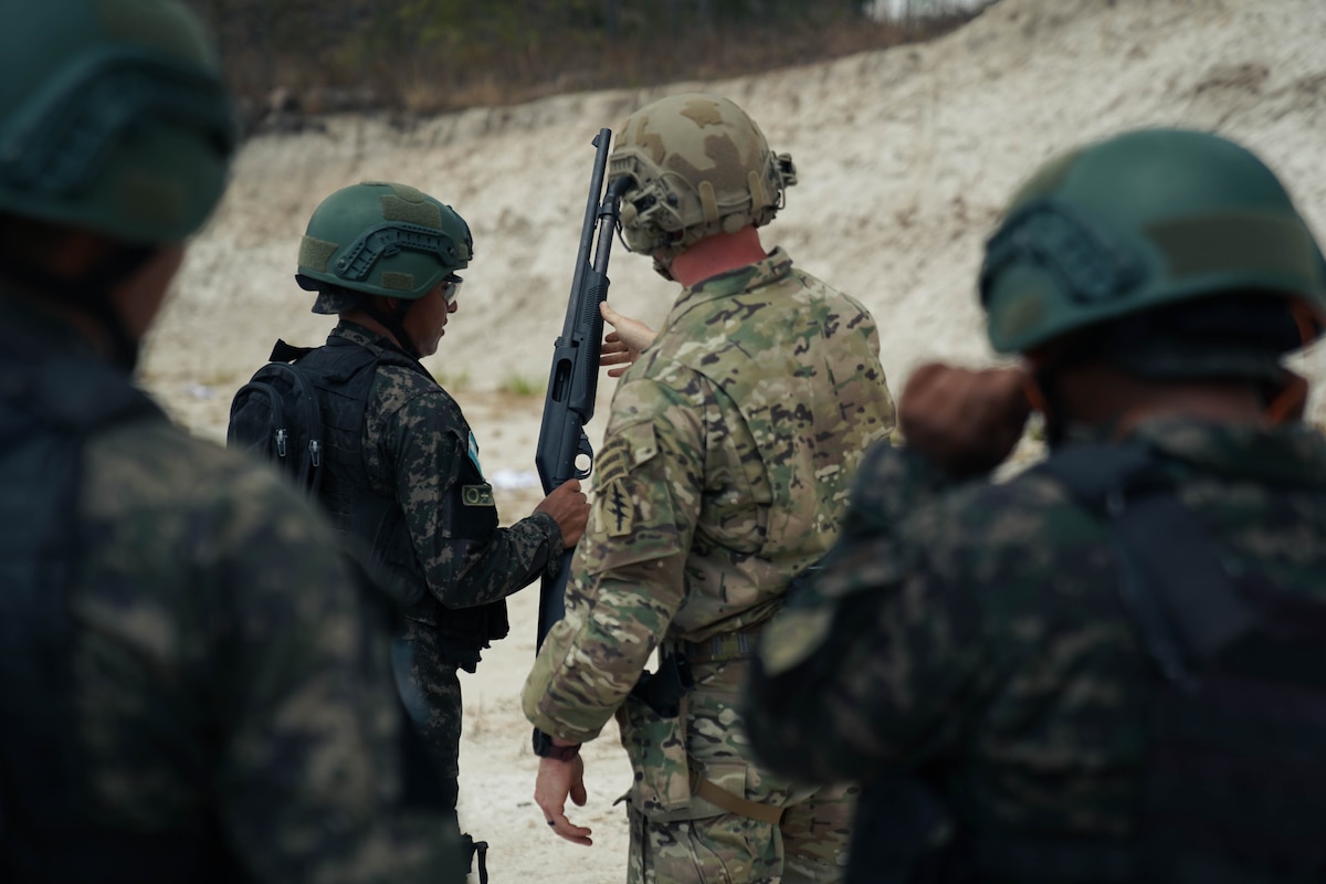 A member of 7th Special Forces Group (Airborne) leads gun range training with members of the Honduran military in La Venta, Honduras, as part of CENTAM Guardian 24, April 5, 2024.