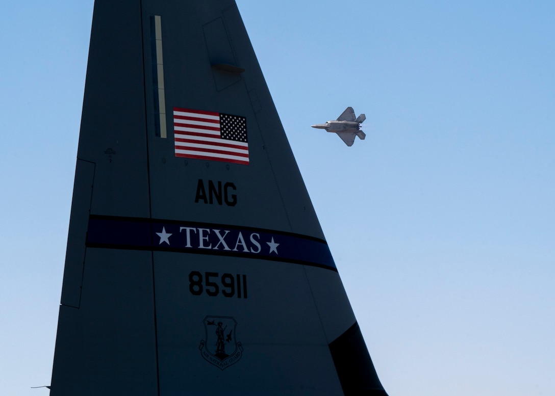 The U.S. Air Force F-22 Raptor Demonstration Team performs during the Internacional del Aire y del Espacio (FIDAE).