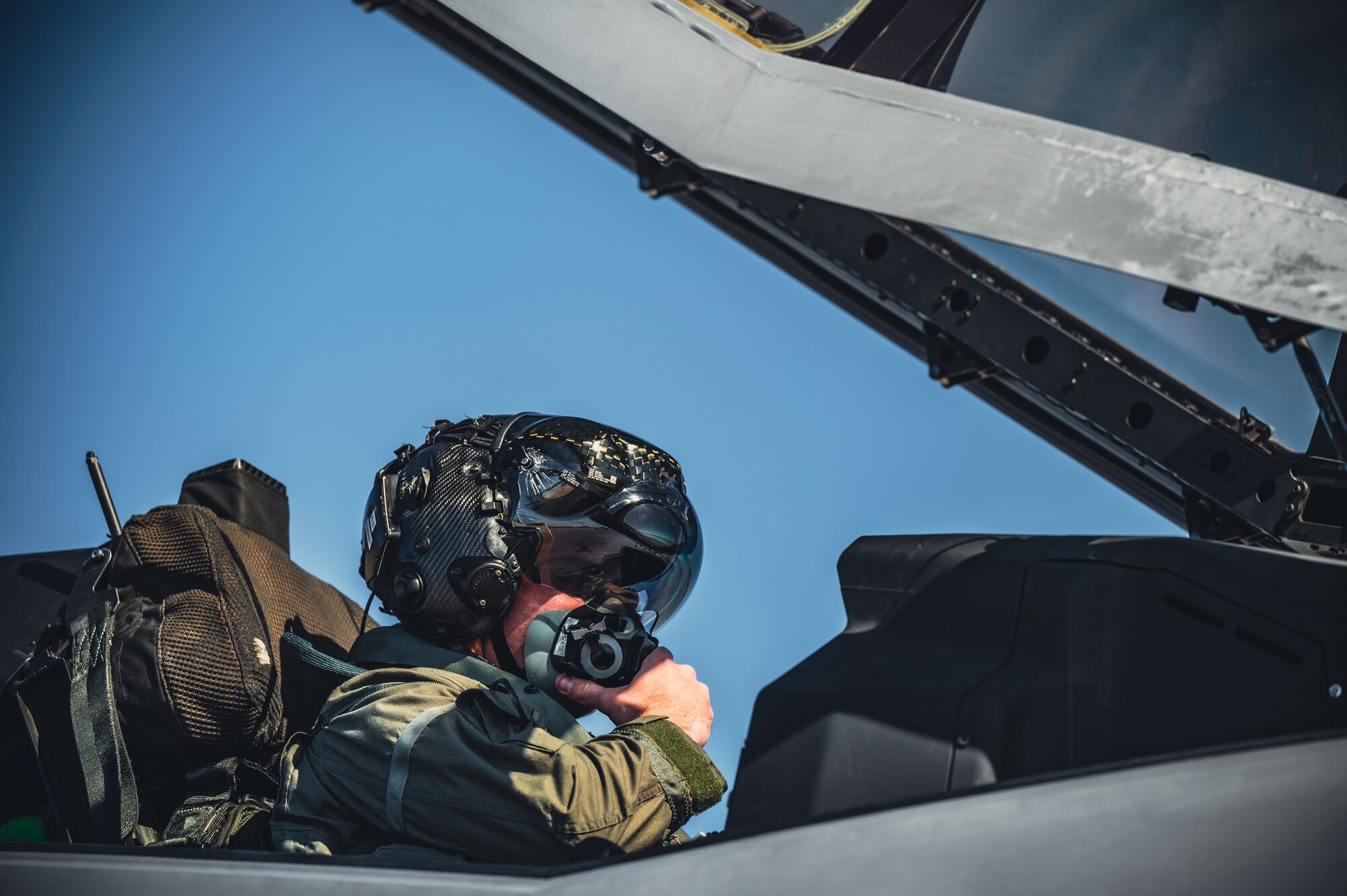 Pilot puts mask on