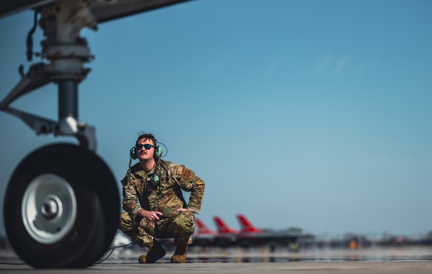 Maintainer observes jet