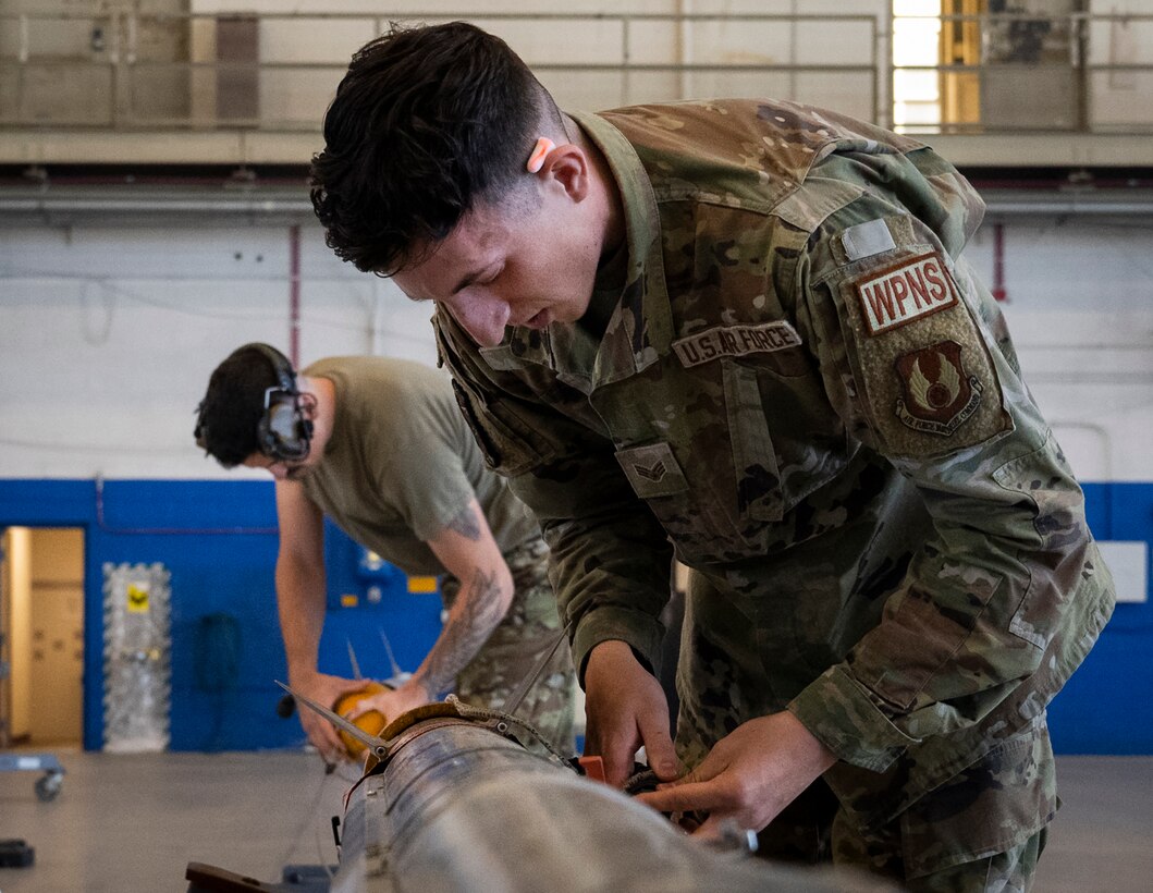 1st Q weapons loadcrew competition