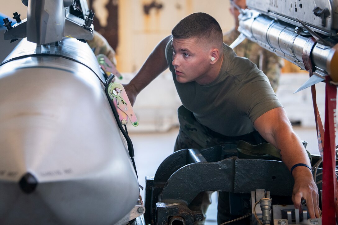 1st Q weapons loadcrew competition