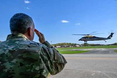 Aviation commander salutes DLA director