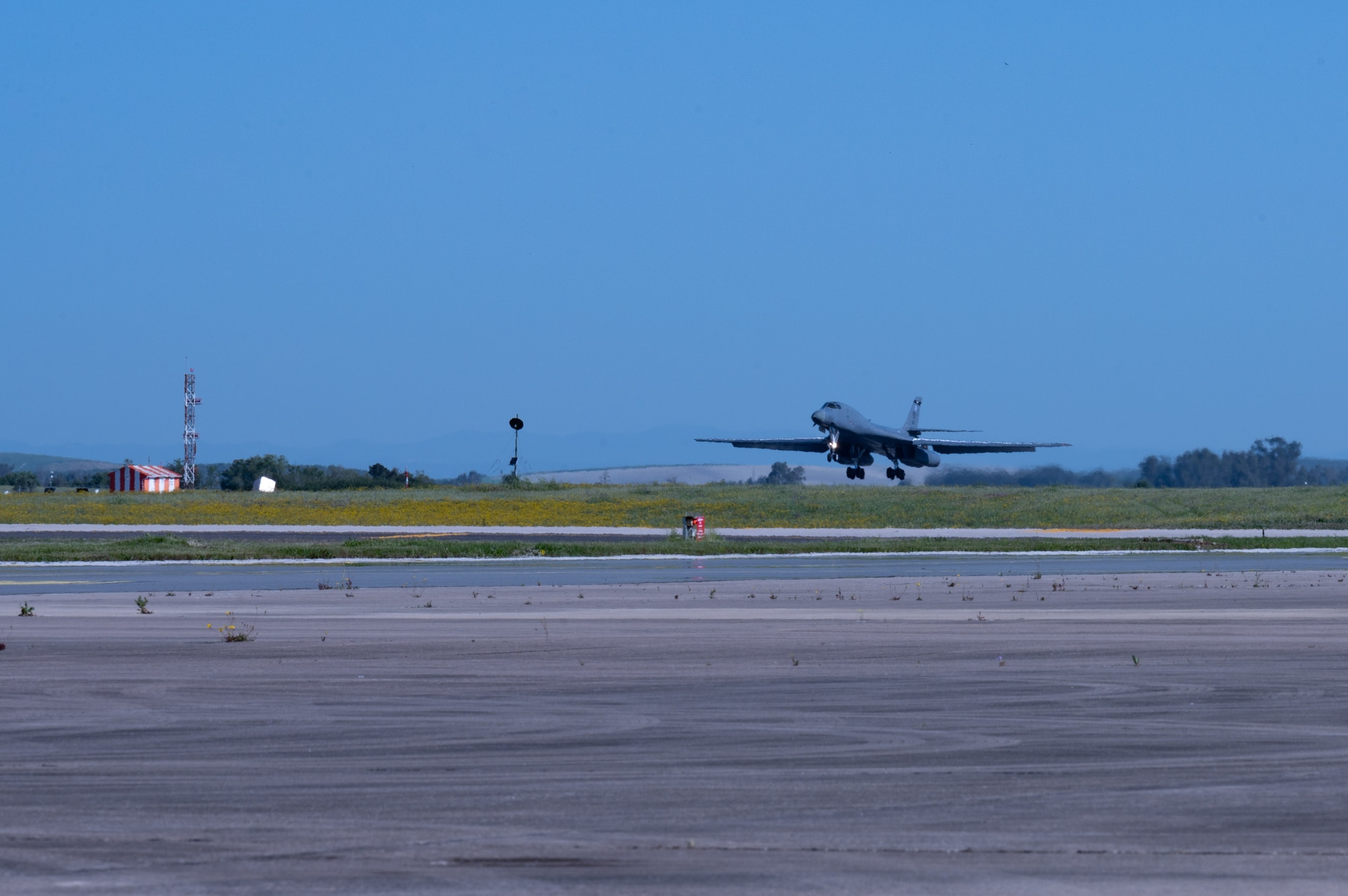 A U.S. Air Force B-1B Lancer lands on a runway