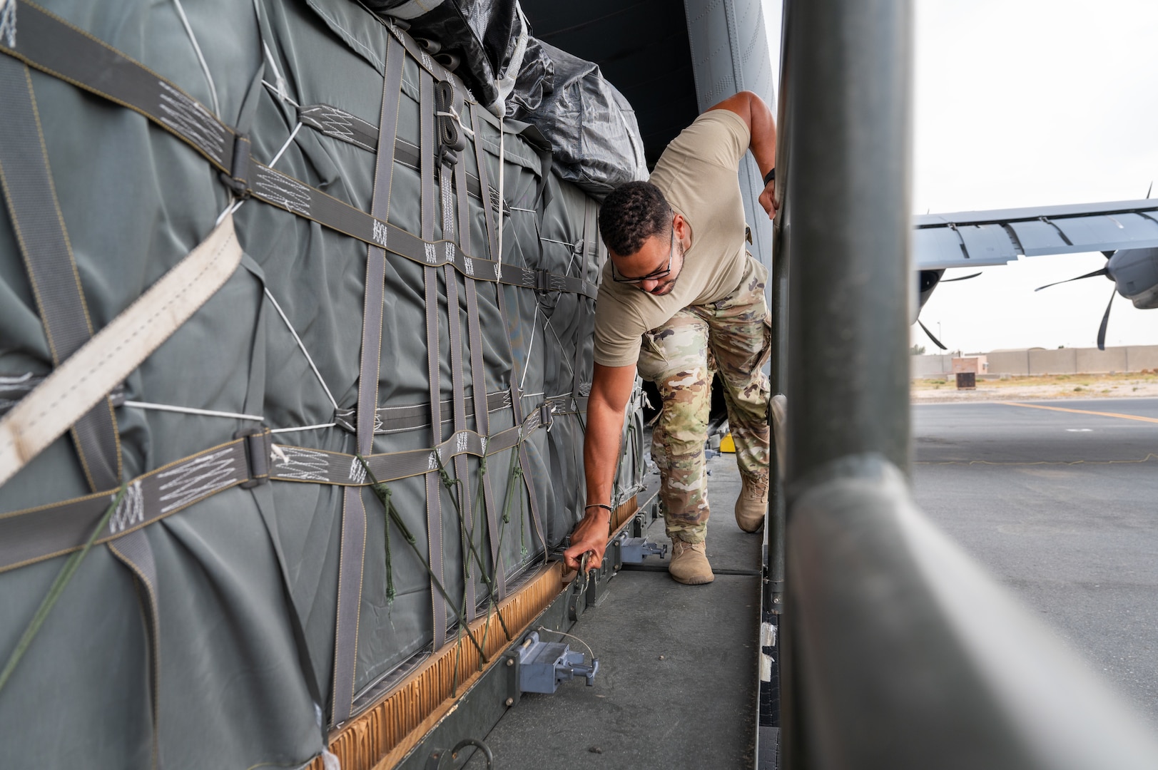 A U.S. Air Force Airman inspects humanitarian aid destined for Gaza on a K-loader at an undisclosed location within the U.S. Central Command area of responsibility, April 21, 2024.The U.S. has prioritized the delivery of humanitarian aid to relieve the suffering of civilians affected by the ongoing crisis in Gaza. (U.S. Air Force photo)