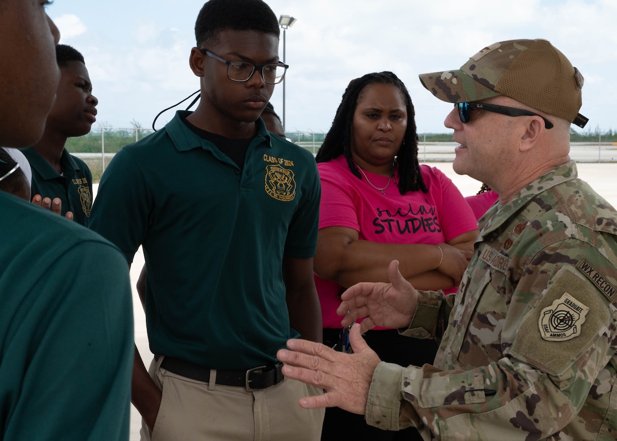 Colonel talking to students during event