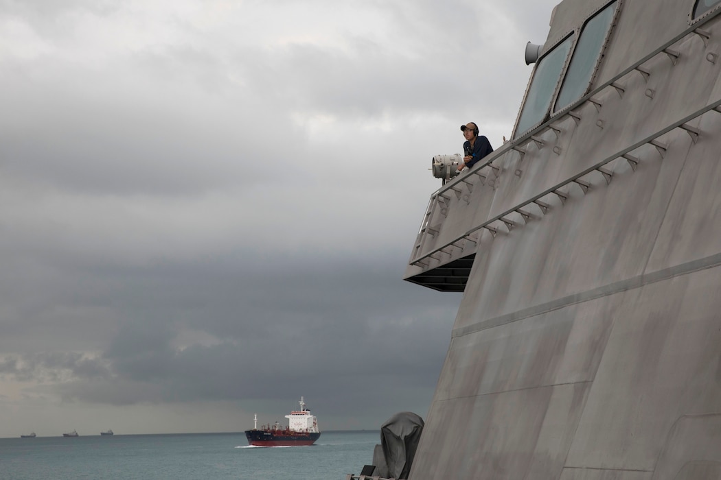 USS Mobile (LCS 26) departs Singapore.