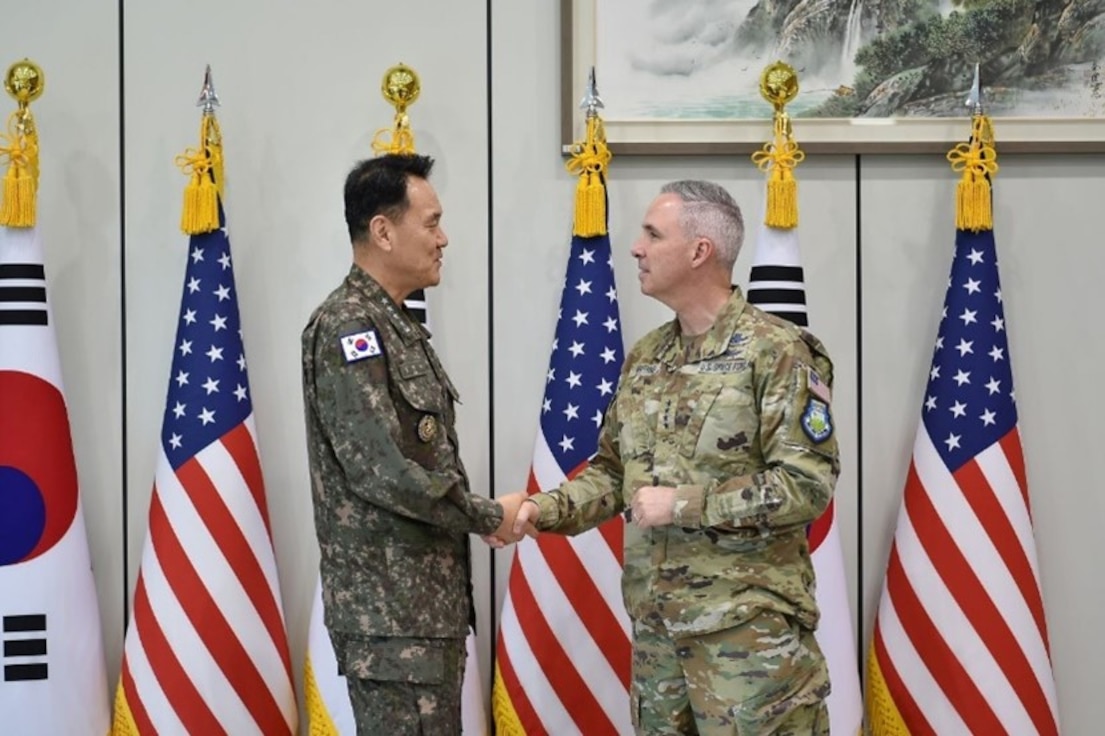 Joint Chiefs of Staff (JCS) Chairman Adm. Kim Myung-soo, left, meets Gen. Stephen Whiting, head of the U.S. Space Command, at Kim's office in Seoul, April 22, in this photo provided by the JCS.