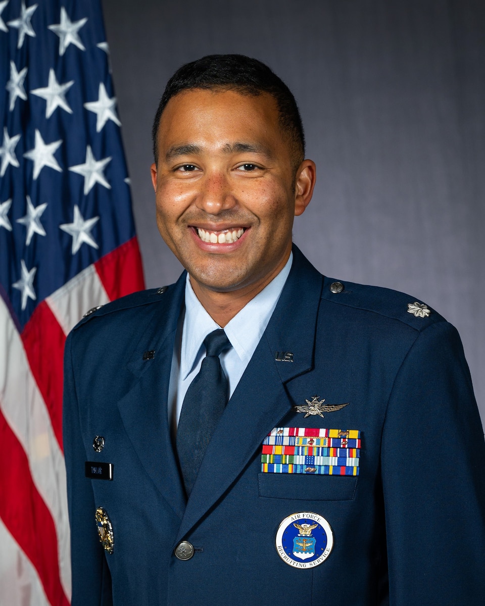 Bio Picture of Lt Col Taylor