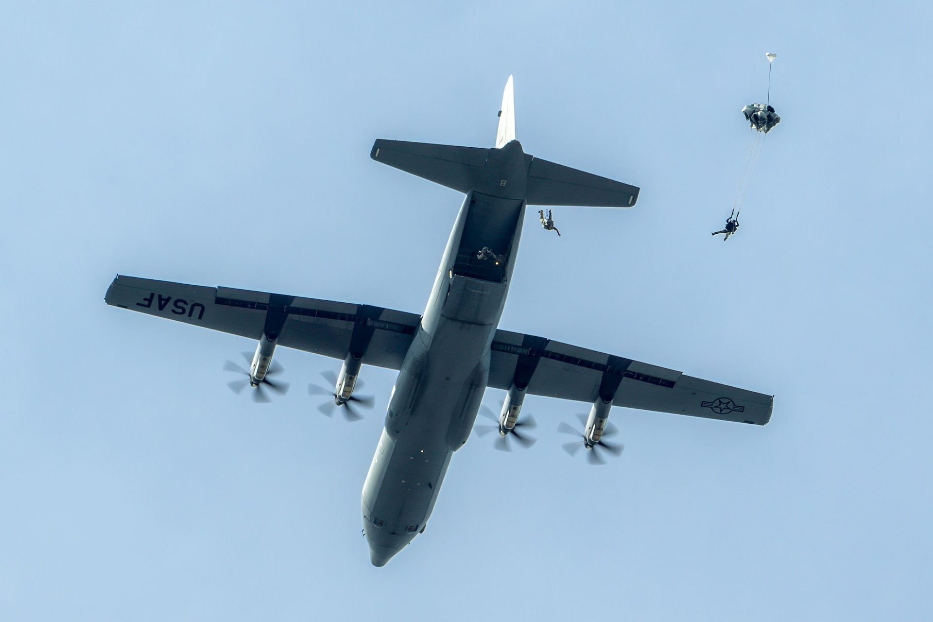 A C-130J Super Kentucky Air National Guard’s 123rd Airlift Wing airdrops six pararescuemen from 3,500 feet during the Thunder Over Louisville air show in Louisville, Ky., April 20, 2024. This year’s event featured more than two-dozen military and civilian planes, including the Kentucky Air National Guard’s C130J Super Hercules. (U.S. Air National Guard photo by Dale Greer)