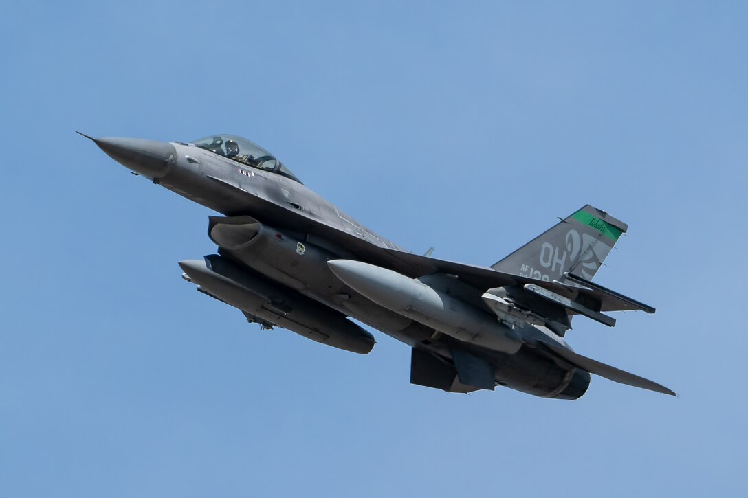 An F-16 Fighting Falcon from the Ohio Air National Guard’s 180th Fighter Wing in Toledo, Ohio, steaks over the Clark Memorial Bridge to kick off the Thunder Over Louisville air show in Louisville, Ky., April 20, 2024. This year’s event featured more than two-dozen military and civilian aircraft, including the Kentucky Air National Guard’s C130J Super Hercules. (U.S. Air National Guard photo by Dale Greer)