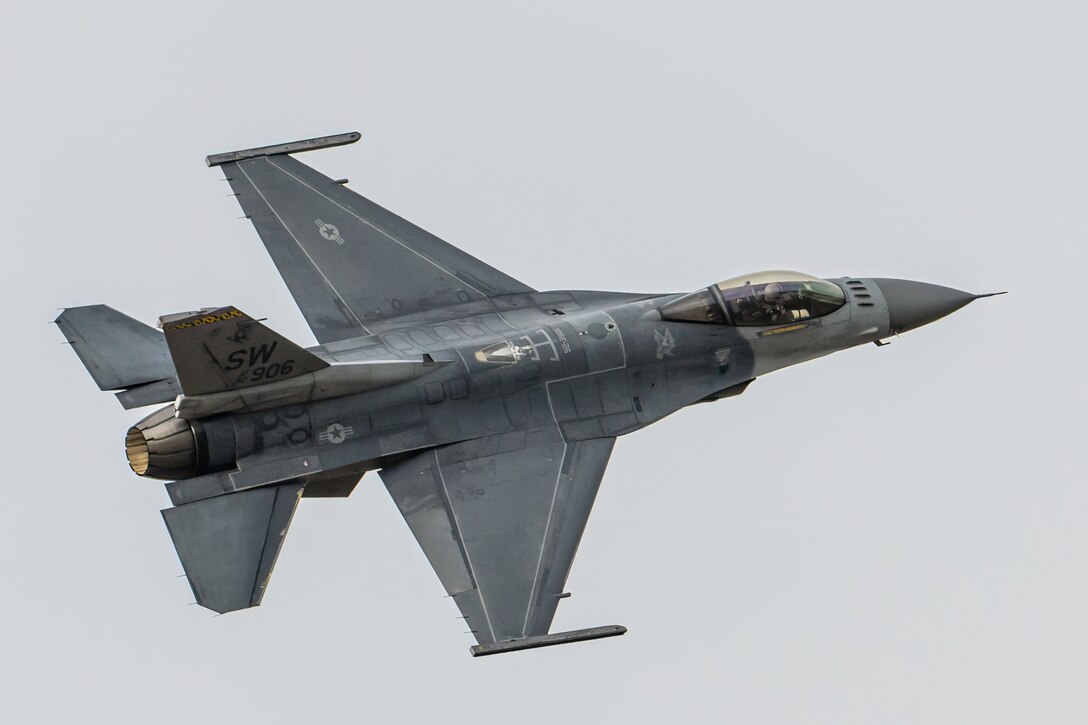 The U.S. Air Force F-16 Viper Demonstration Team, from Shaw Air Force Base, S.C., performs an aerobatic display during the Thunder Over Louisville air show in Louisville, Ky., April 20, 2024. This year’s event featured more than two-dozen military and civilian aircraft, including the Kentucky Air National Guard’s C130J Super Hercules. (U.S. Air National Guard photo by Dale Greer)