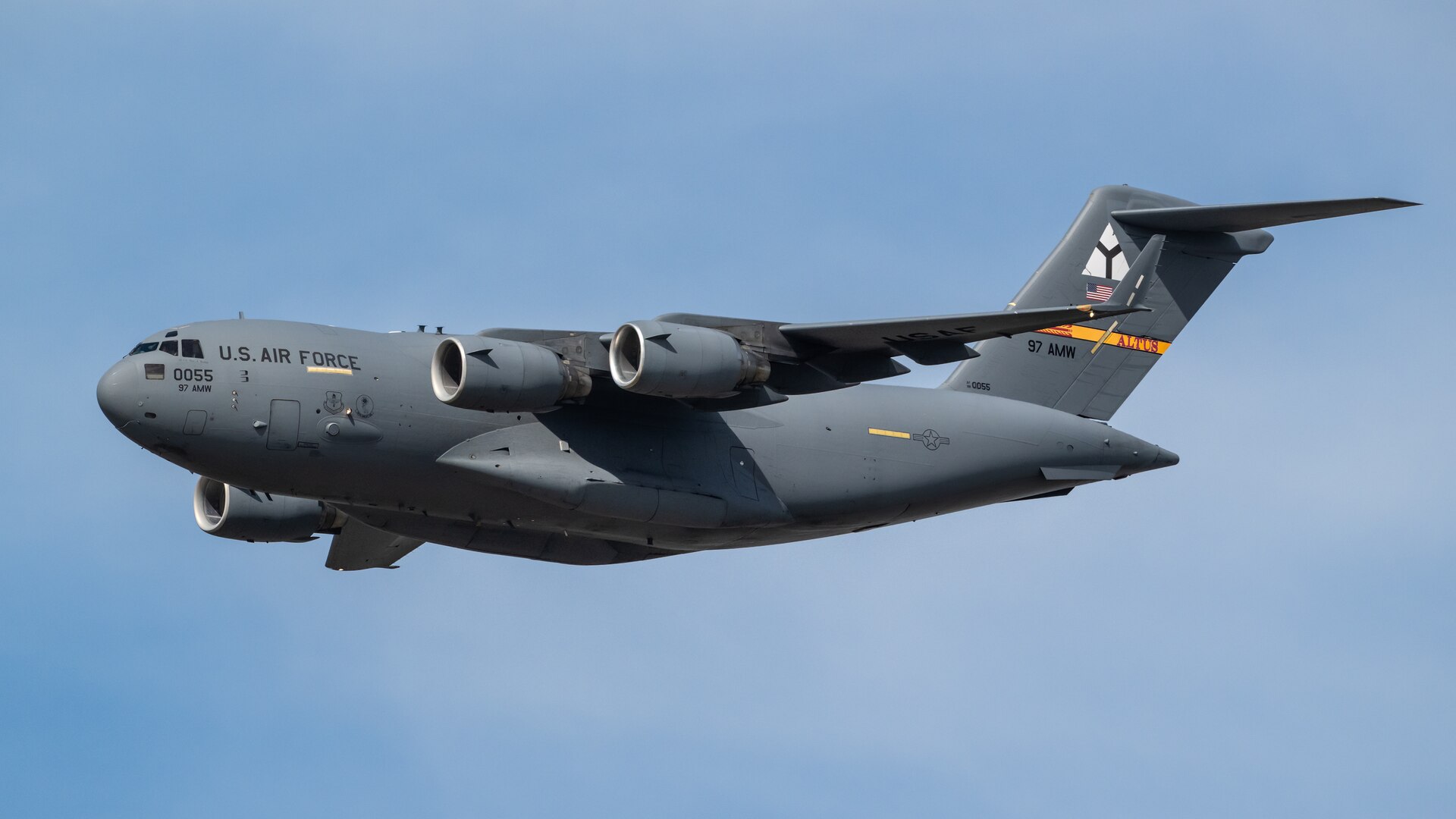 A U.S. Air Force C-17 Globemaster III from the 97th Airlift Wing at Altus Air Force Base, Okla., performs an aerobatic display during the Thunder Over Louisville air show in Louisville, Ky., April 20, 2024. This year’s event featured more than two-dozen military and civilian aircraft, including the Kentucky Air National Guard’s C130J Super Hercules. (U.S. Air National Guard photo by Dale Greer)