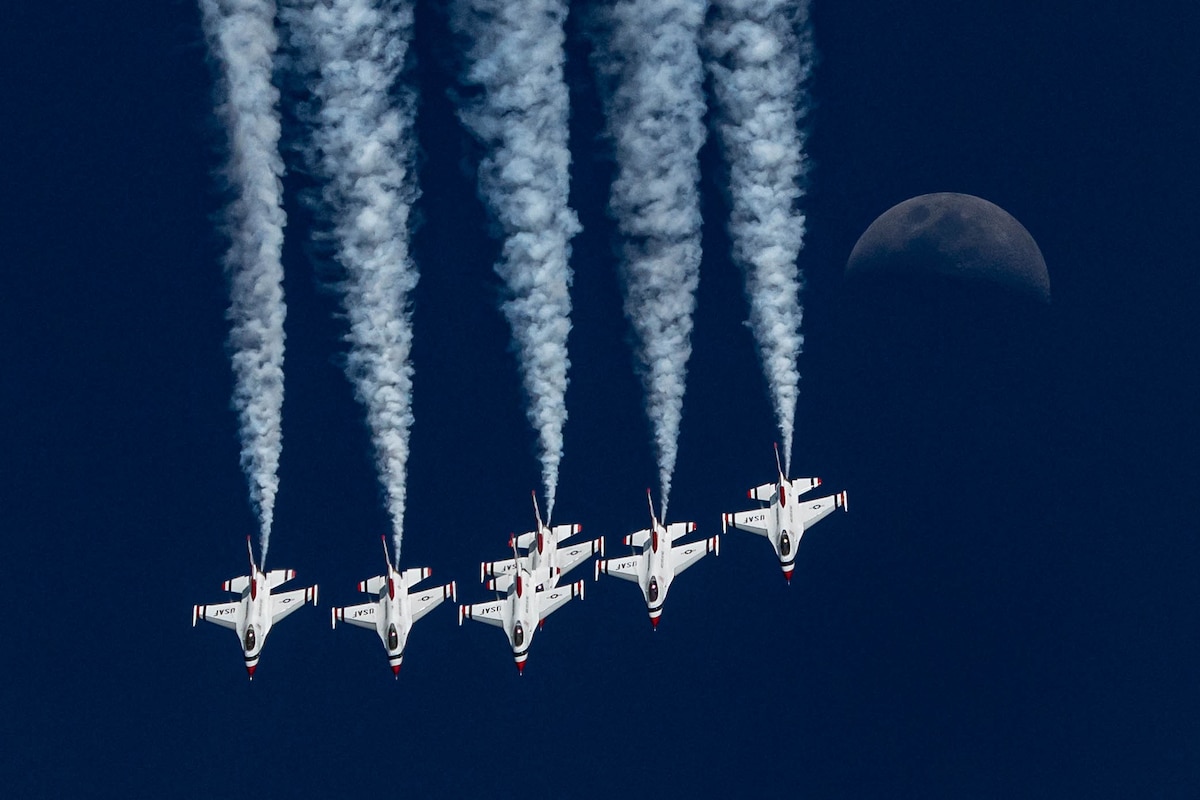 The United States Air Force Air Demonstration Squadron “Thunderbirds” perform at the Sun N’ Fun Fly-In April 14, 2024, in Lakeland, Fla. This year marked the 50th anniversary of the Fly-In. (U.S. Air Force photo by Staff Sgt. Breanna Klemm)