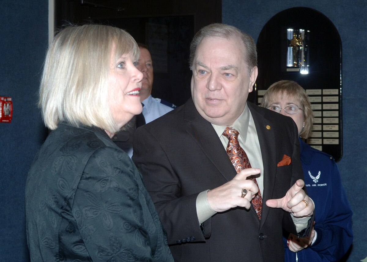 Edwards talks to Schwarts on his right while others look on