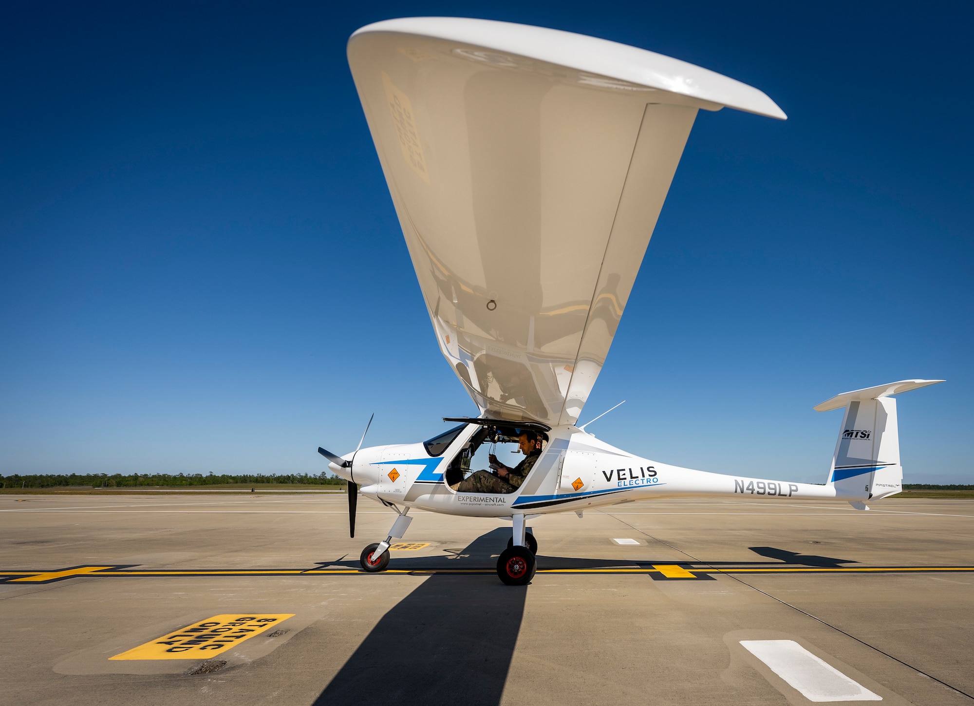 Commander, test pilots evaluate new electric aircraft