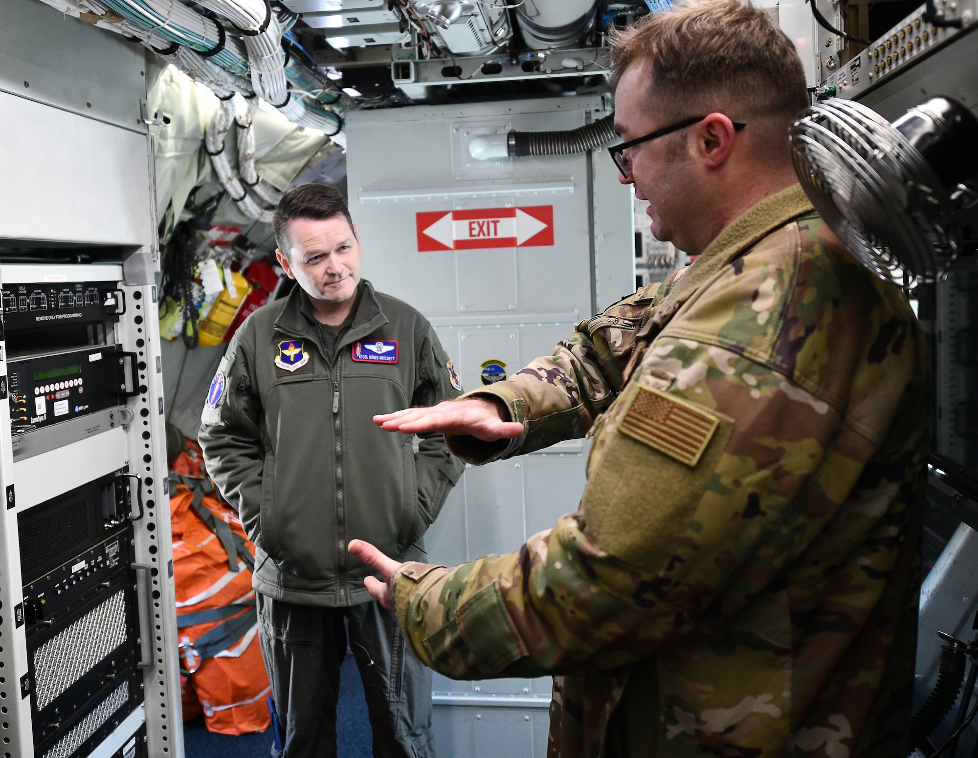 A Master sergeant explains a plane's functions to a Lieutenant Colonel