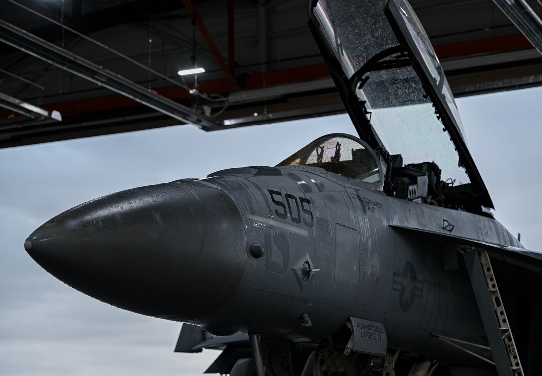 Ellsworth integrates EA-18 Growlers into hot-pit re-fueling training