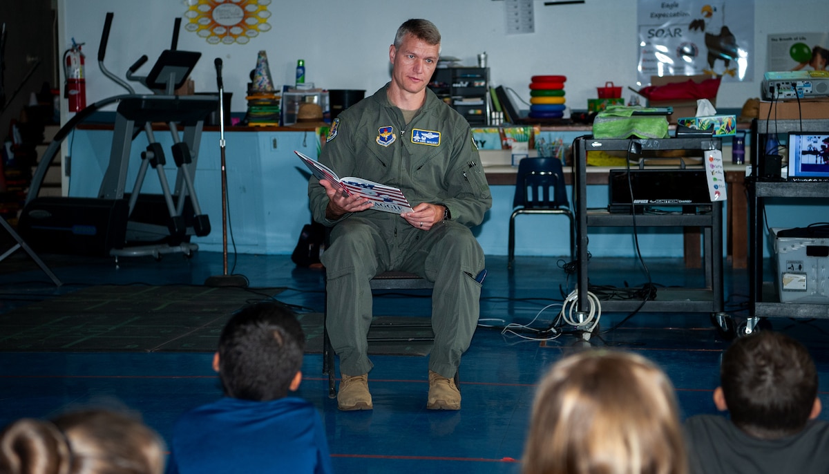 Wing commanders read to Eglin Elementary children