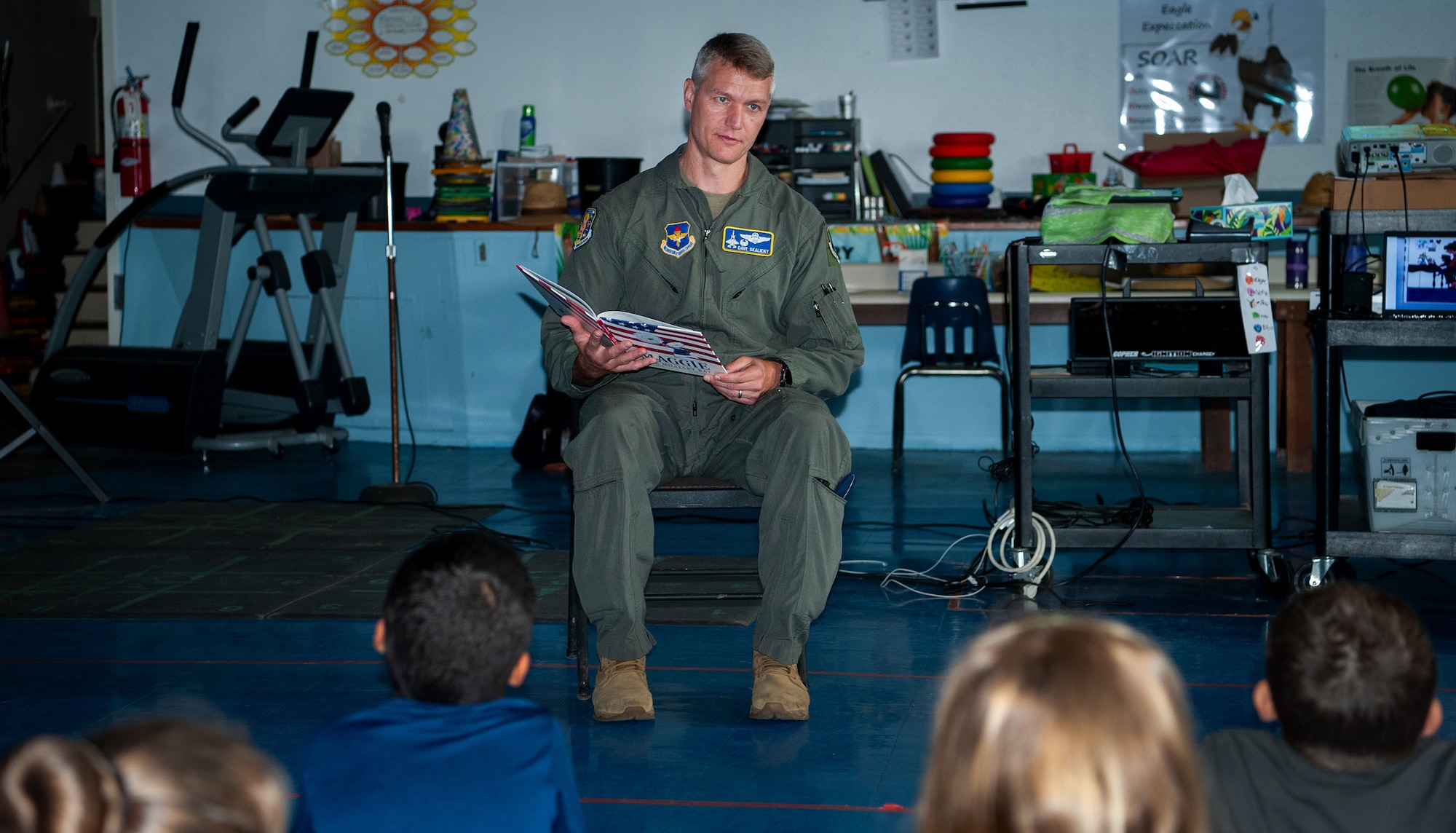 Wing commanders read to Eglin Elementary children > Eglin Air Force Base > Article Display
