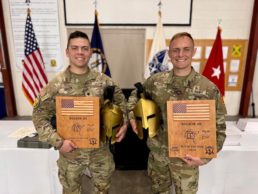 Two guardsmen pose with plaques.