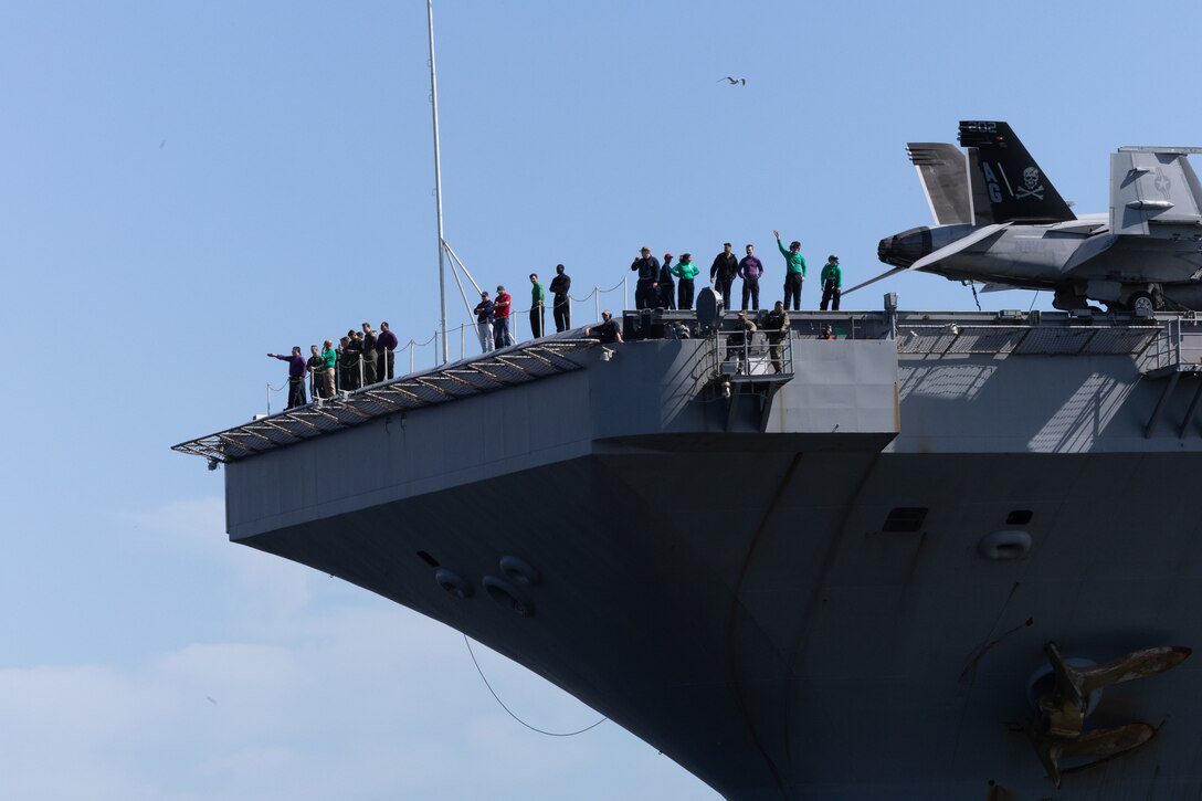 USS George Washington (CVN 73) arrives at the Naval Station Mayport.