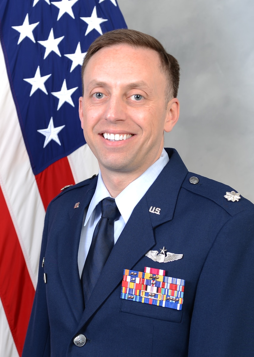 This is the official photo of Lt. Col. Matthew Weinberg, 7th Airlift Squadron Commander.