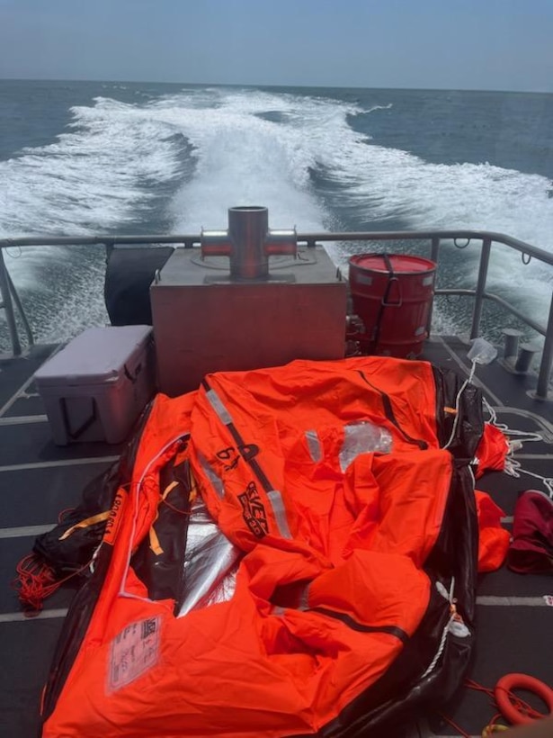 Coast Guard rescues 4 after vessel sinks 20 miles off Tybee Island