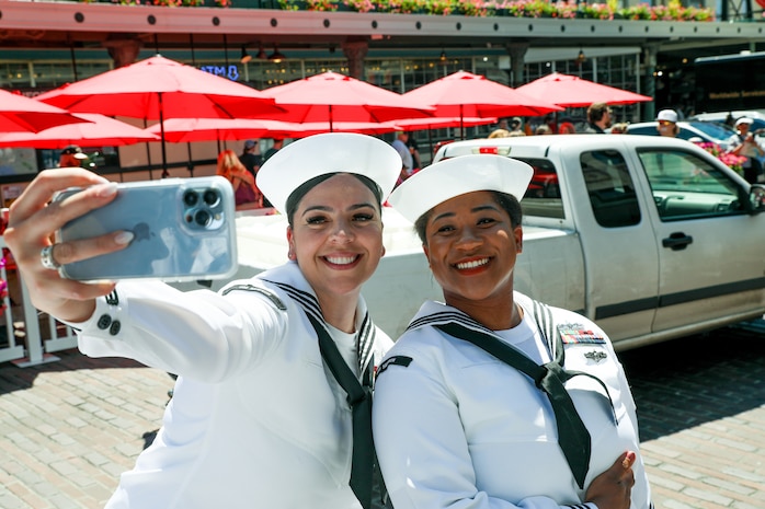 U.S. Navy Sailors from the guided missile destroyer USS Sampson (DDG 102) take a selfie at Pike Place Market in Seattle during Seattle Seafair Fleet Week July 31, 2024.  Seattle Fleet Week is a time-honored celebration of the sea services and provides an opportunity for the citizens of Washington to meet Sailors, Marines and Coast Guardsmen, as well as witness firsthand the latest capabilities of today’s maritime services. (U.S. Navy photo by Mass Communication Specialist 1st Class Jacob I. Allison)