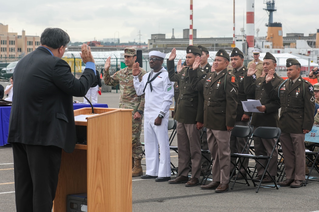 U.S. Service Members take the Oath of Alligance at a naturalization ceremony during Seattle Fleet Week July 31, 2024. Seattle Fleet Week is a time-honored celebration of the sea services and provides an opportunity for the citizens of Washington to meet Sailors, Marines and Coast Guardsmen, as well as witness firsthand the latest capabilities of today’s maritime services. (U.S. Navy photo by Mass Communication Specialist 3rd Class Justin Ontiveros)