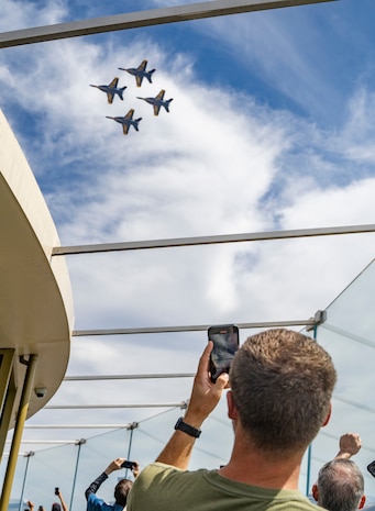 The U.S. Navy Blue Angels flight demonstration team performs over the Space Needle as part of Seattle Seafair Fleet Week Aug. 3, 2024. Seattle Fleet Week is a time-honored celebration of the sea services and provides an opportunity for the citizens of Washington to meet Sailors, Marines and Coast Guardsmen, as well as witness firsthand the latest capabilities of today’s maritime services. (U.S. Navy photo by Mass Communication Specialist 2nd Class Gwendelyn L. Ohrazda)