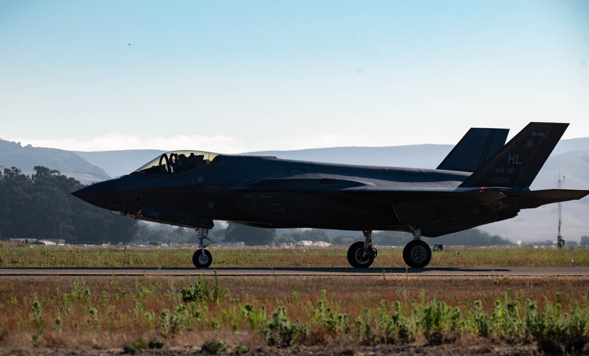 横田基地 米空軍 USAF 36 EAGLE AIRLIFTERS アロハシャツ Amazon.co.jp: 横田基地 米空軍 USAF 36 EAGLE AIRLIFTERS