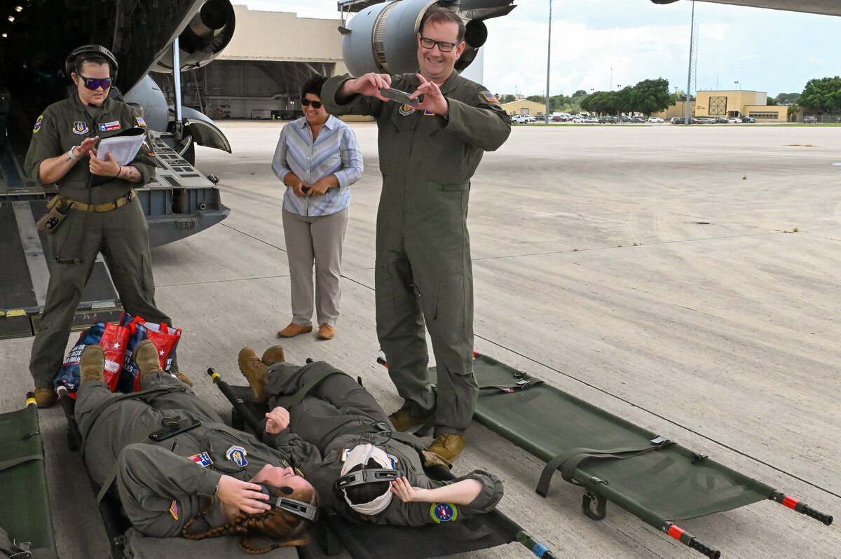 New Wing CC Meets The Troops > 433rd Airlift Wing > Article Display
