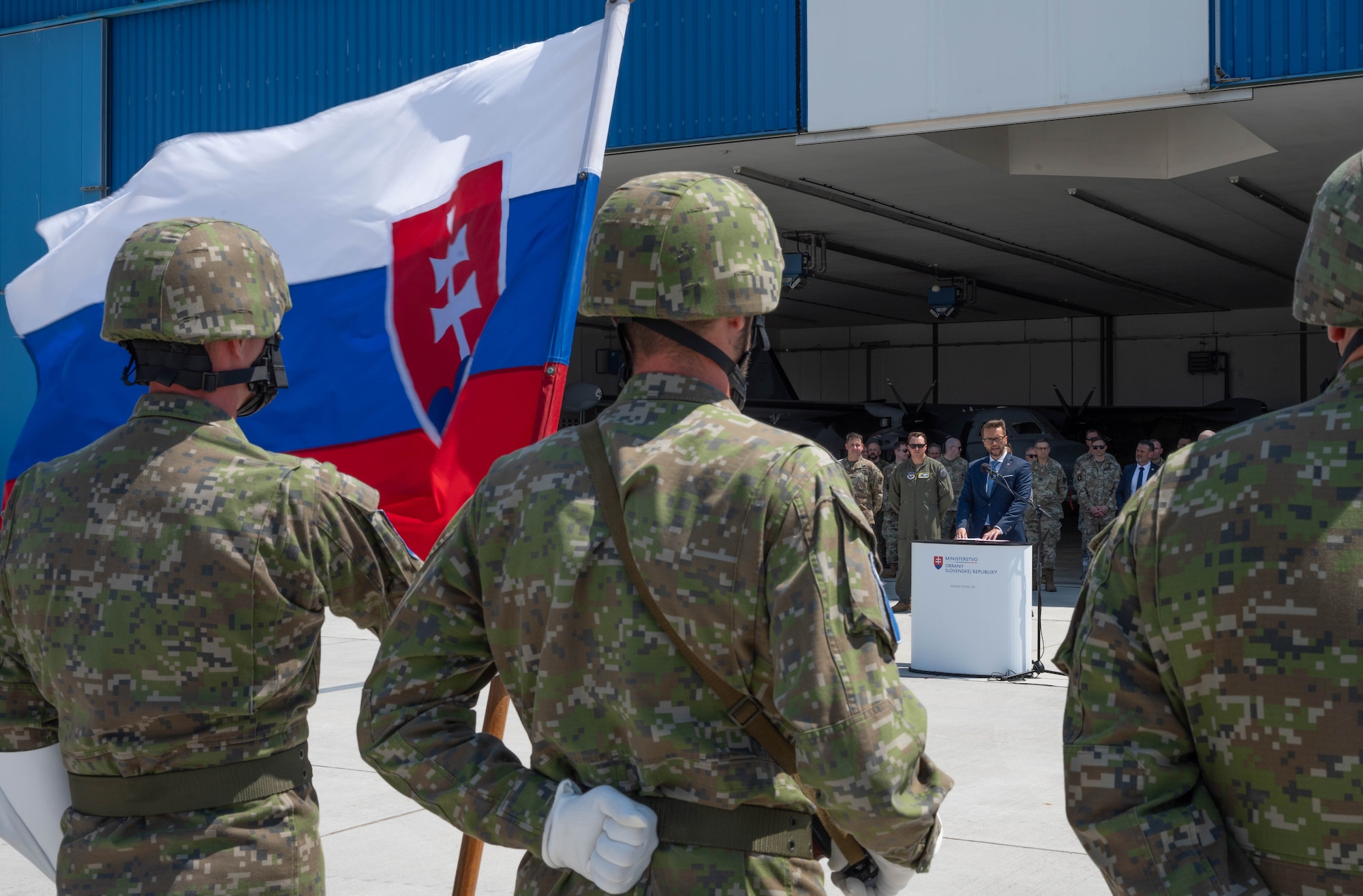 435th AGOW podporuje integráciu slovenskej F-16 > Letecká základňa Ramstein > Zobraziť článok