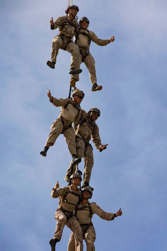 7月11日、海兵隊第31海兵遠征部隊海上襲撃隊がキンブルー訓練場でヘリコプター・ロープ技術訓練（HRST)を行いました。
UH-1Yヴェノム・ヘリコプターから空中に吊り下げられた状態でのインサーション・エクストラクション、ヘロキャスト、ロープ降下など様々な訓練を行い同部隊のHRST熟練度を向上させました。