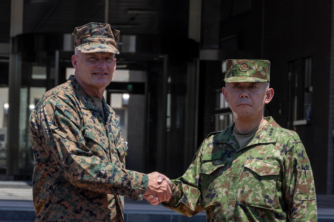 ７月２８日、日米共同訓練「レゾリュート・ドラゴン２４」の開始式が陸上自衛隊健軍駐屯地で行われました。
RD24は毎年行われる二国間演習で、海兵隊第三海兵遠征軍と自衛隊の指揮・統制・マルチドメイン機動能力を向上させ、海上の緊要地形を防衛するために実地されます。