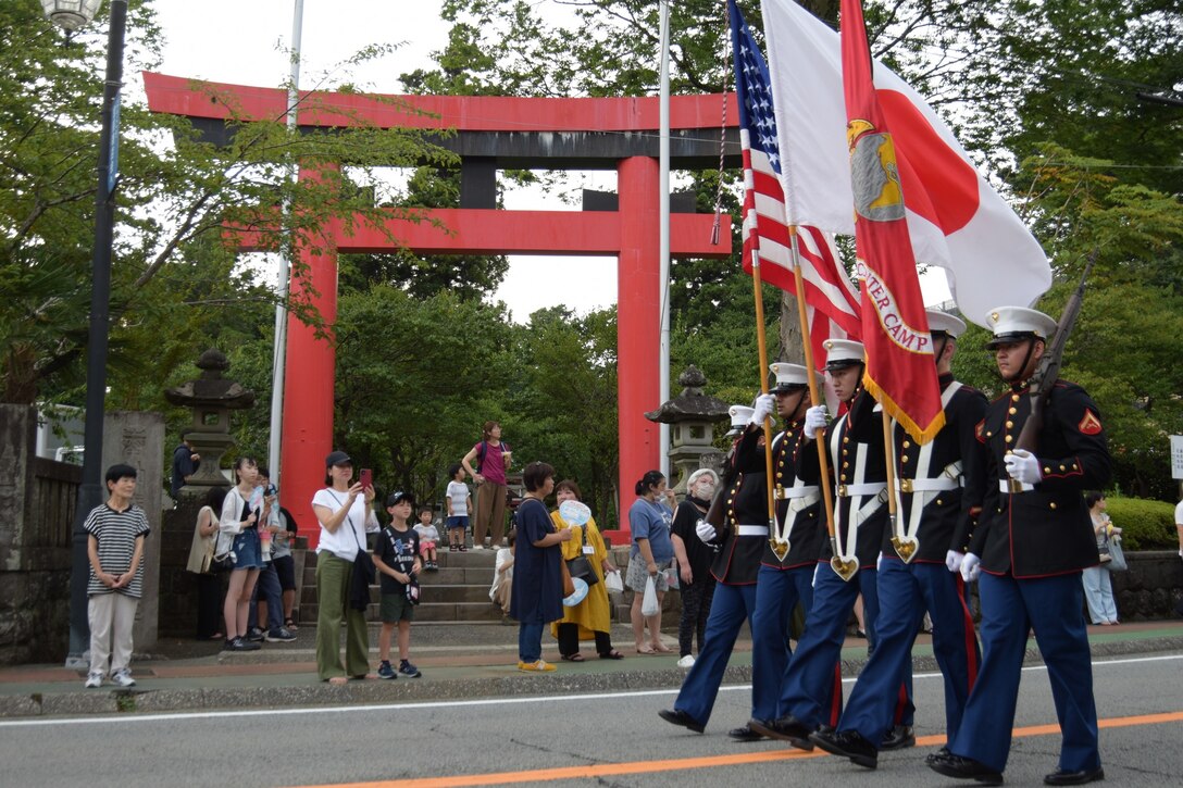 8月4日、キャンプ富士諸職種共同訓練センターのカラーガードが御殿場夏祭り2024のパレードに参加しました。キャンプ・富士の地元、御殿場市は市政70周年を迎え、パレードには御殿場市、静岡県警音楽隊、陸上自衛隊滝ヶ原駐屯地など5団体約250人が参加しました。