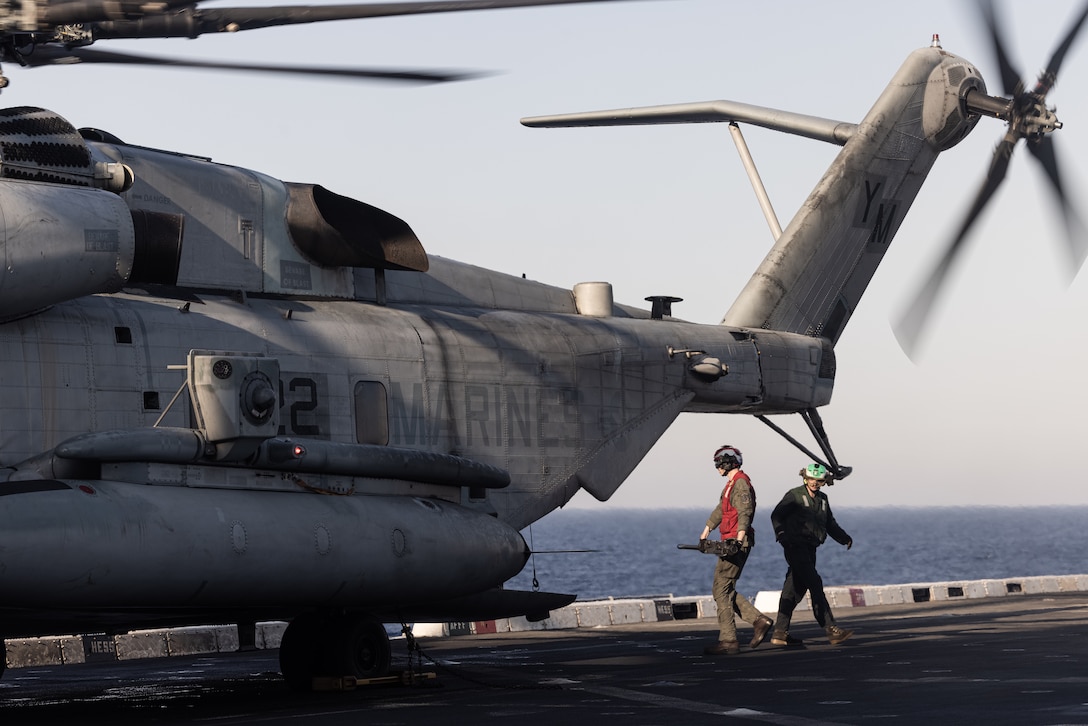 24th MEU (SOC) CH-53Es Conduct DLQs Aboard USS New York