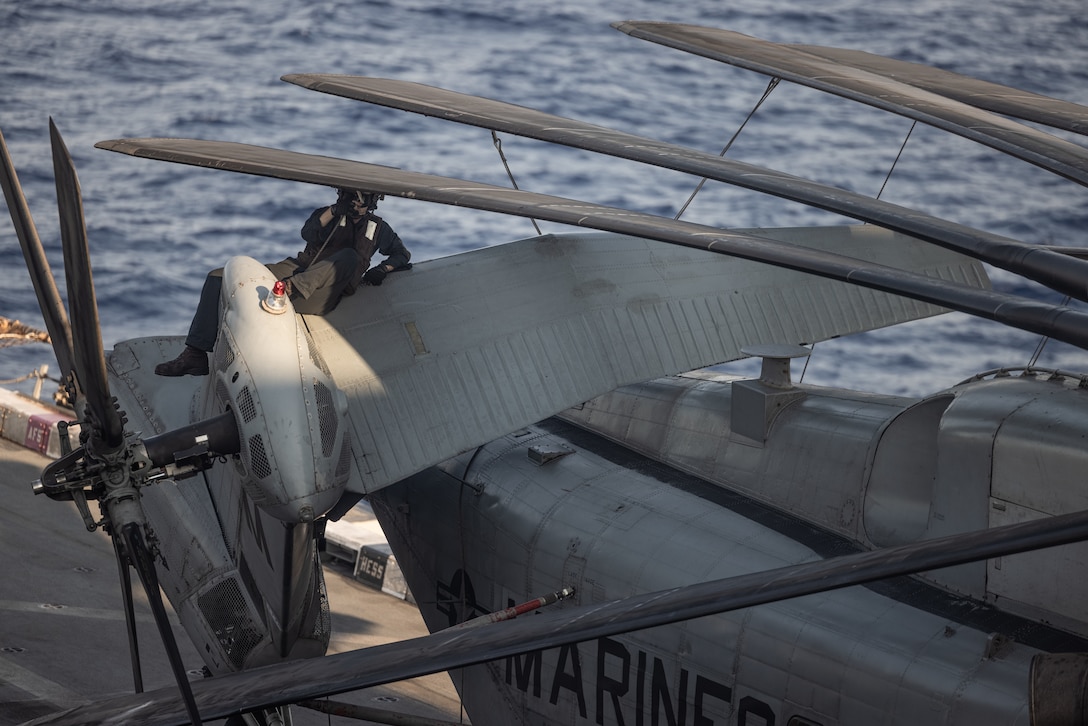 24th MEU (SOC) CH-53Es Conduct DLQs Aboard USS New York