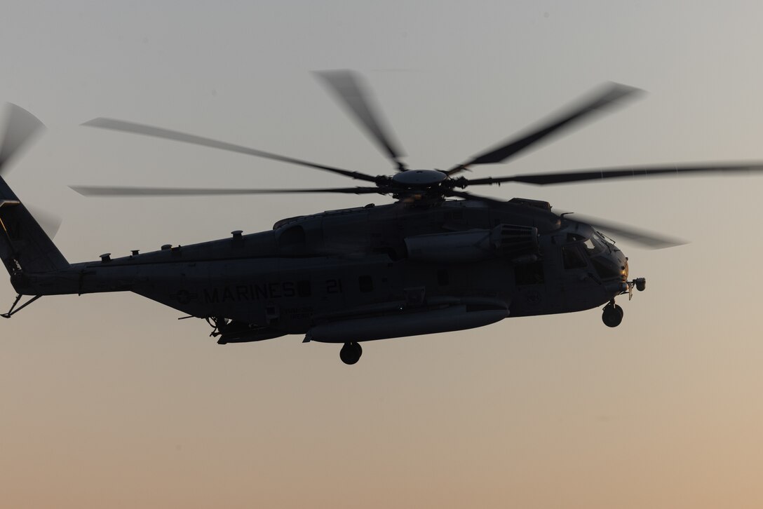 24th MEU (SOC) CH-53Es Conduct DLQs Aboard USS New York