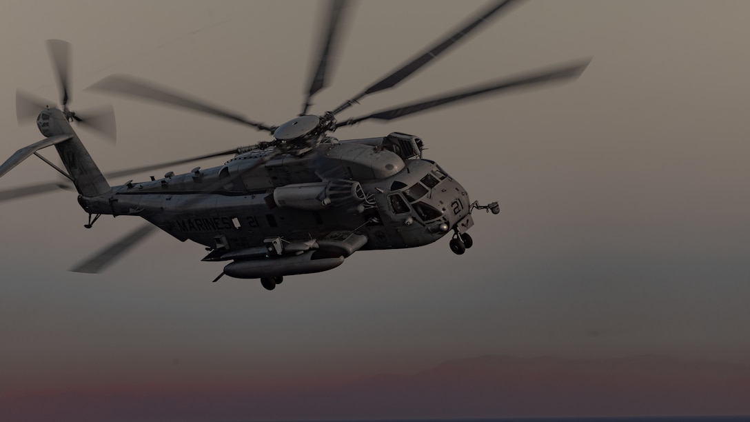 24th MEU (SOC) CH-53Es Conduct DLQs Aboard USS New York