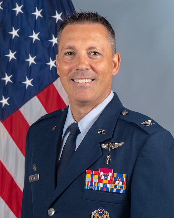 Official photo of Col Frayser